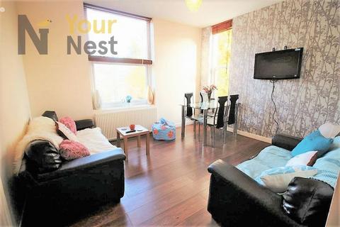 3 bedroom apartment to rent, Cardigan Road, Headingley/Hydepark, Leeds, LS6 3BJ