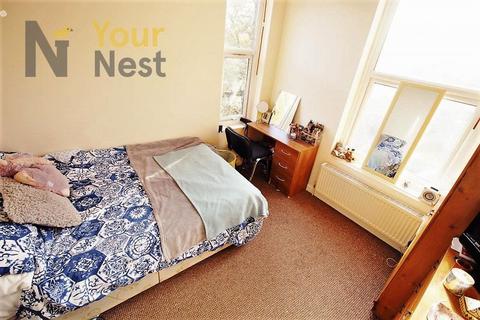 3 bedroom apartment to rent, Cardigan Road, Headingley/Hydepark, Leeds, LS6 3BJ