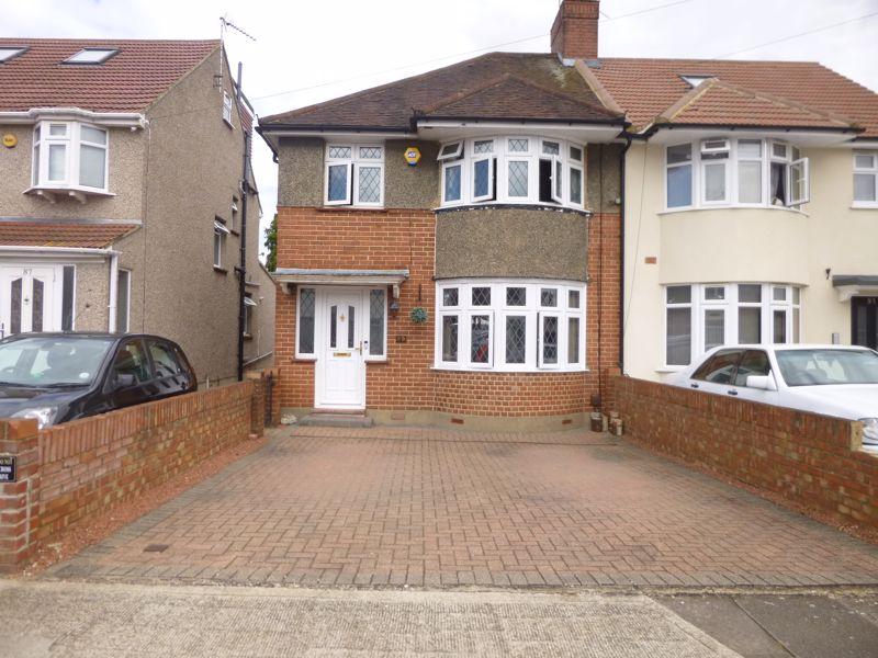 Wentworth Crescent, Hayes 3 bed semidetached house £1,800 pcm (£415 pw)