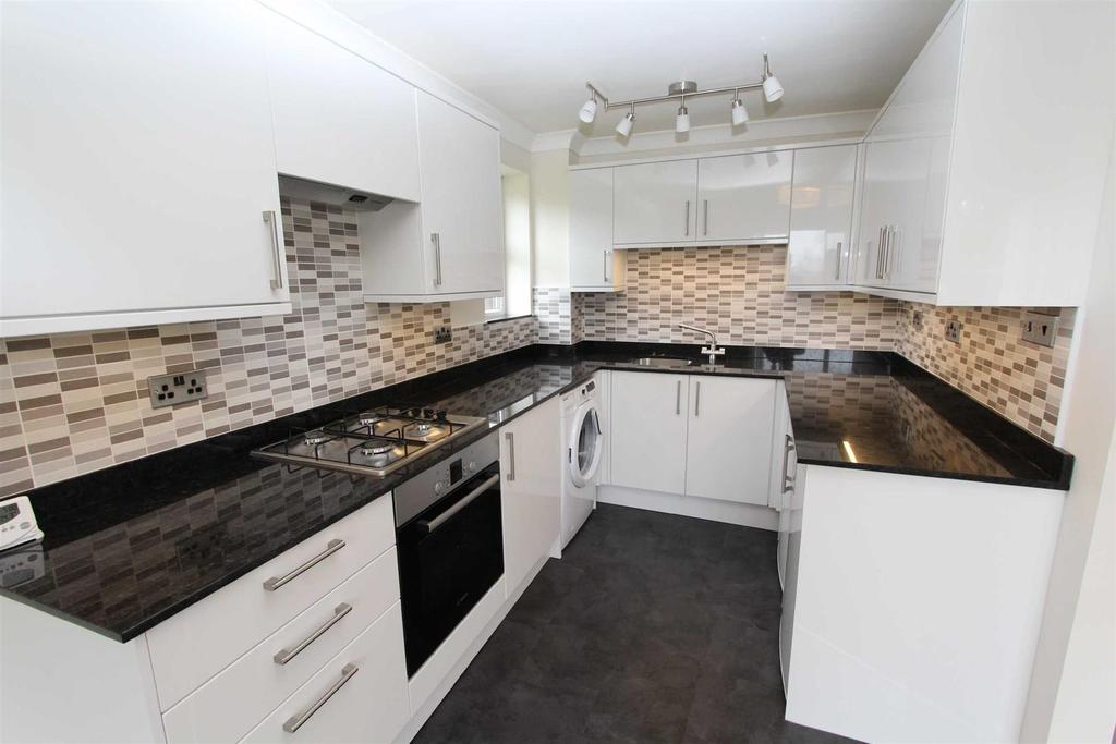 Thornley Close, Lymm 2 bed flat £795 pcm (£183 pw)