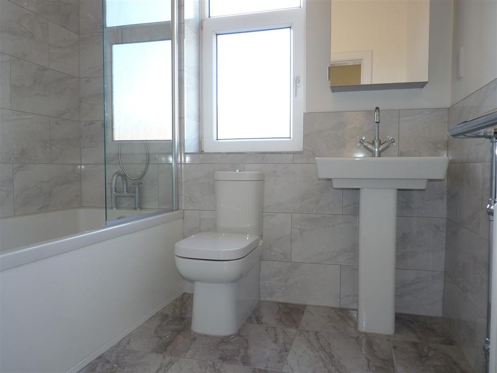 Bilton Drive, Harrogate 2 bed terraced house £850 pcm (£196 pw)