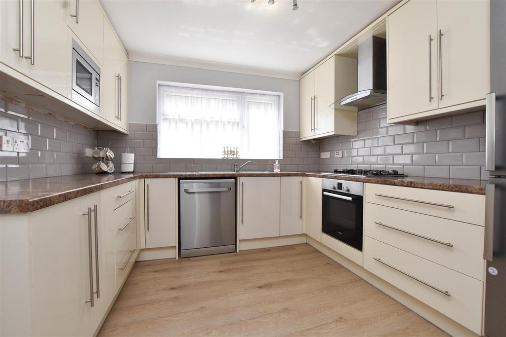 Downside Close, Eastbourne 4 bed detached house £440,000