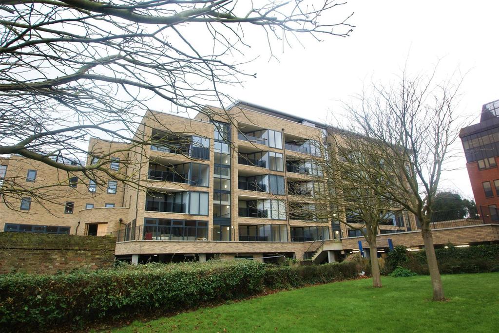 Pullman Square, Grays 1 bed apartment £950 pcm (£219 pw)