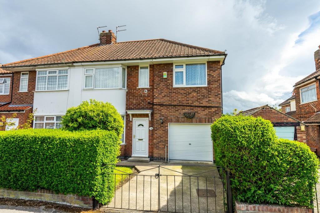 Lawnswood Drive, Rawcliffe, York 4 bed semidetached house £325,000