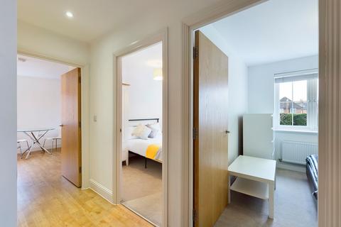 2 bedroom flat to rent, Stoneylands Road, Egham TW20