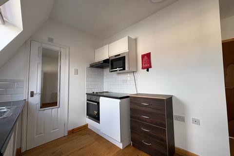 Studio to rent, 197 Holloway Road, London N7