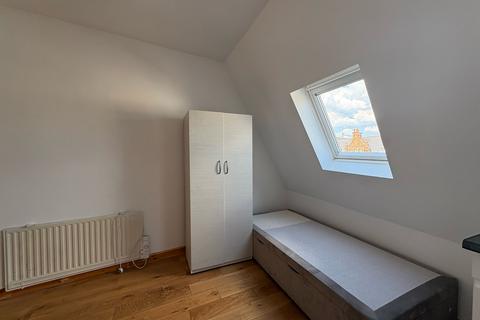 Studio to rent, 197 Holloway Road, London N7