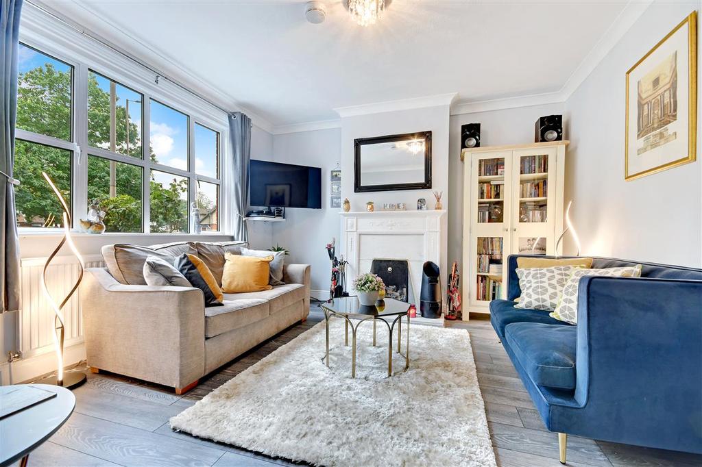 Rayleigh Road, Shenfield 3 bed cottage for sale £595,000