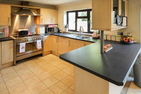 6 Oakbank, Hutton, Brentwood, CM13 1DN
