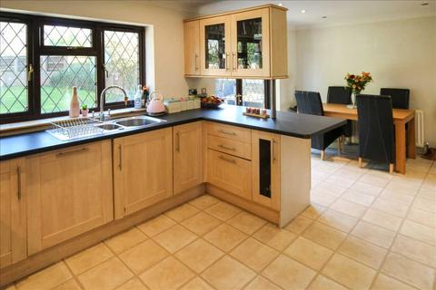 6 Oakbank, Hutton, Brentwood, CM13 1DN