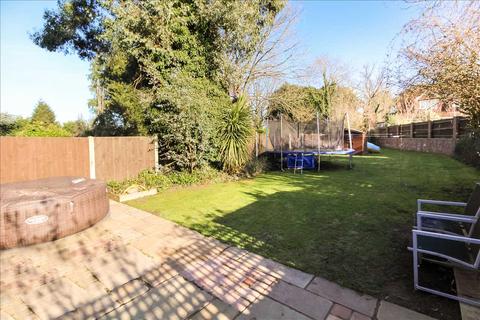 6 Oakbank, Hutton, Brentwood, CM13 1DN