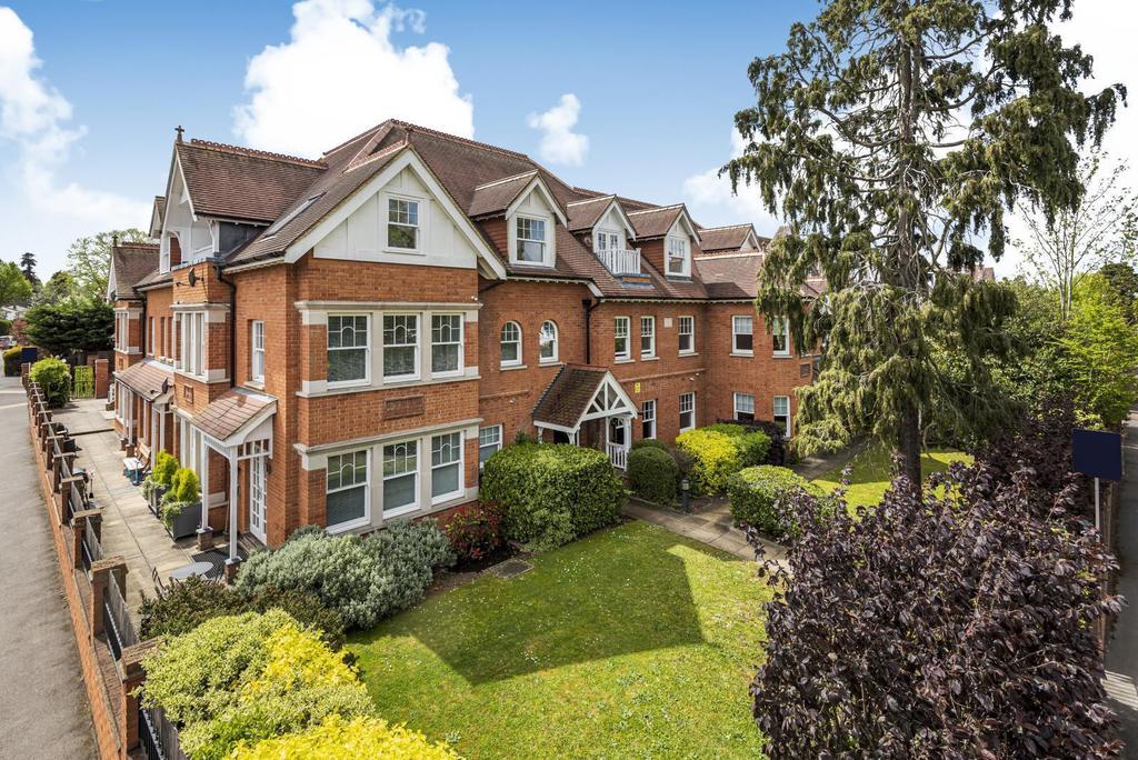 Oatlands Chase, Weybridge, KT13 3 bed penthouse £750,000