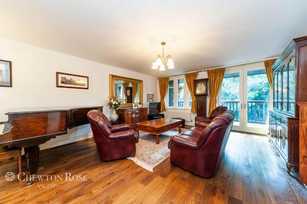 Windsor Road, ASCOT 3 bed apartment £560,000