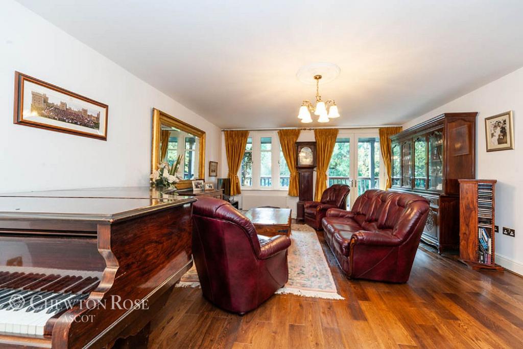 Windsor Road, ASCOT 3 bed apartment £560,000
