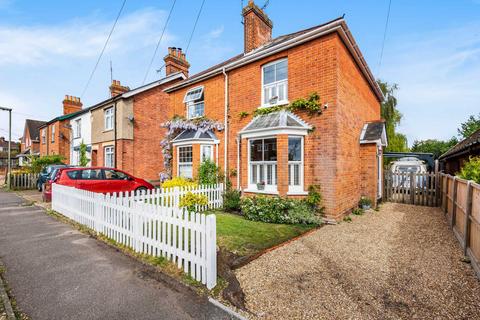 19 Grasmere Road, Lightwater, GU18 5TG
