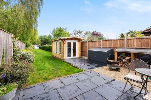 19 Grasmere Road, Lightwater, GU18 5TG