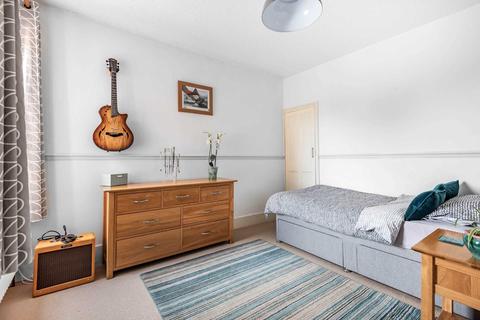 19 Grasmere Road, Lightwater, GU18 5TG