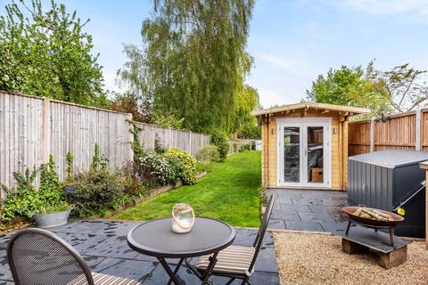 19 Grasmere Road, Lightwater, GU18 5TG