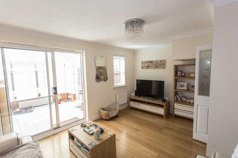19 Latham Close, Dartford, DA2 6NS