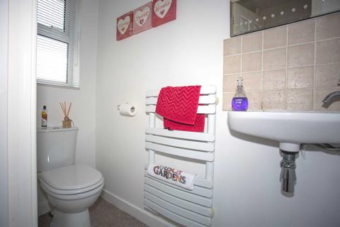 19 Latham Close, Dartford, DA2 6NS