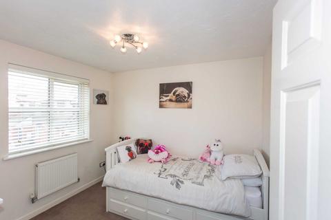 19 Latham Close, Dartford, DA2 6NS