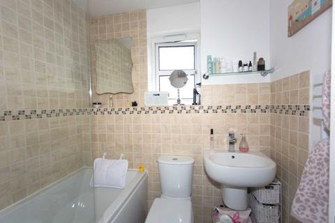 19 Latham Close, Dartford, DA2 6NS