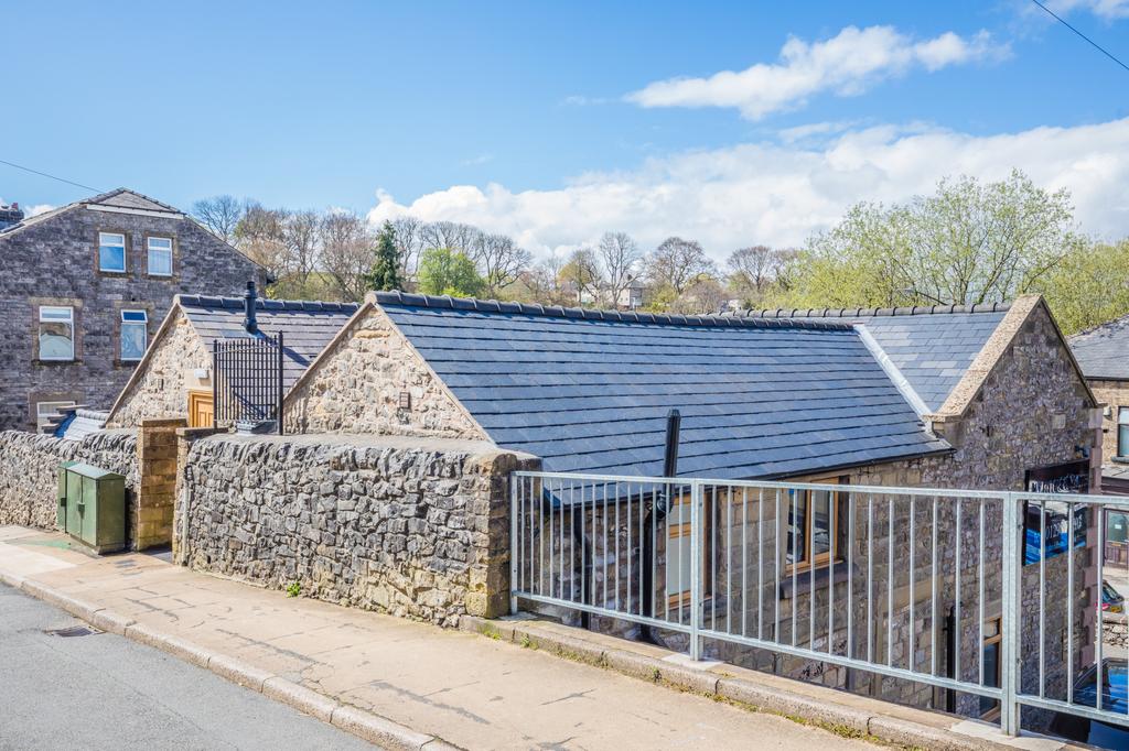 Windsor Road, Buxton, Derbyshire... 1 bed apartment £550 pcm (£127 pw)