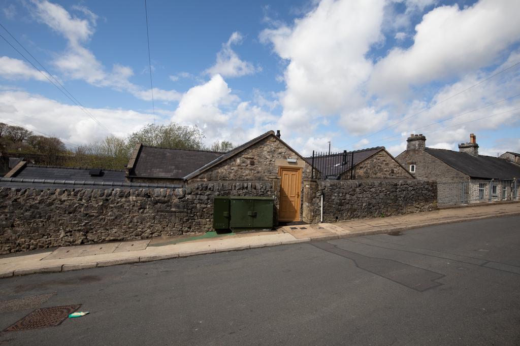 Windsor Road, Buxton, Derbyshire... 1 bed apartment £550 pcm (£127 pw)