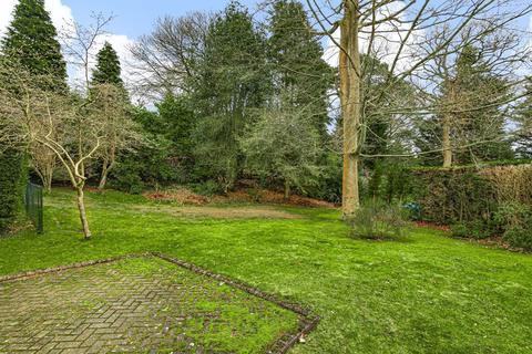 5 Cedarways, Farnham, GU9 8SW