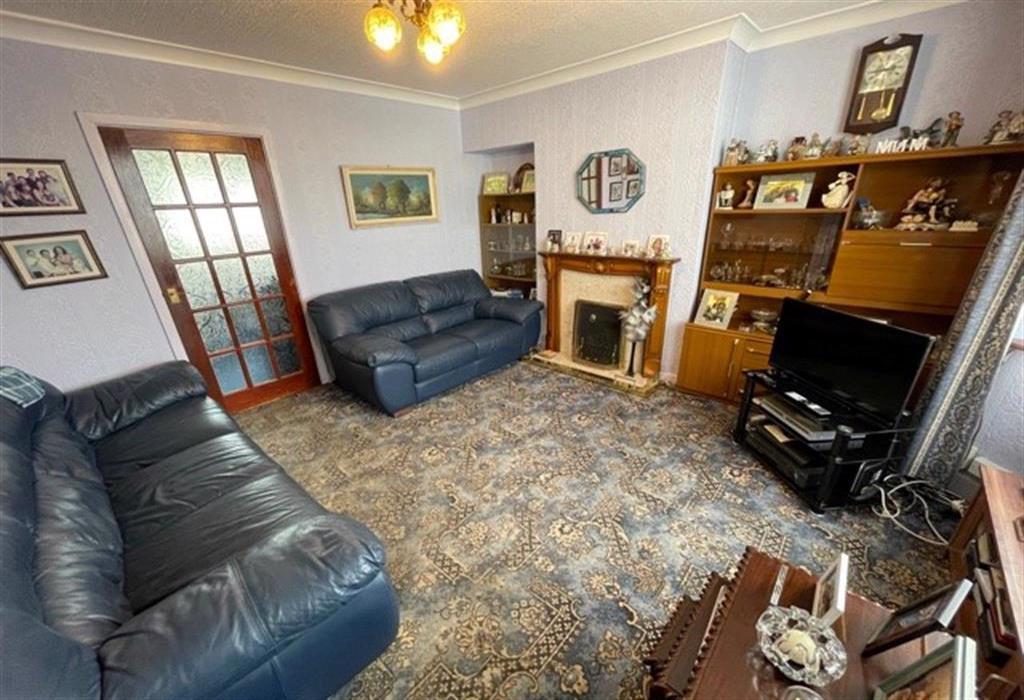 Highfield Crescent, Halesowen, B63 2BE 2 bed end of terrace house £145,000