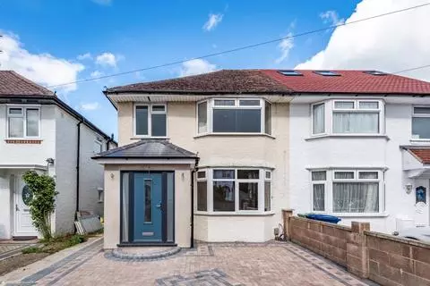 5 bedroom semi-detached house to rent