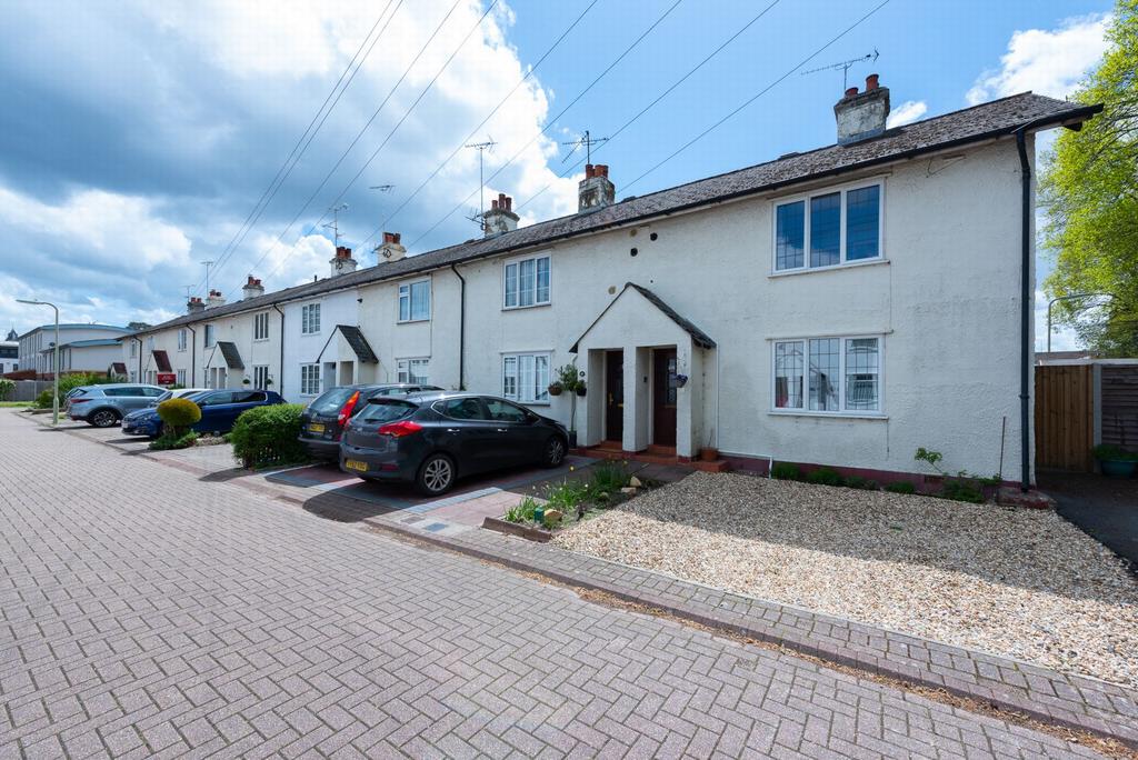 Pinehurst Cottages, Farnborough, GU14 2 bed end of terrace house £325,000