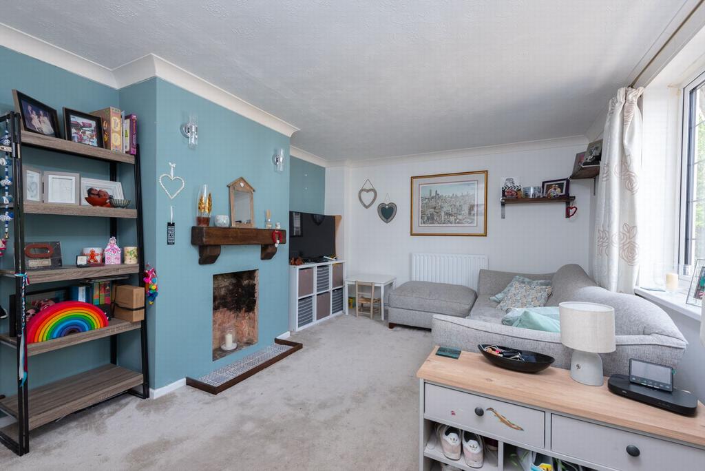 Pinehurst Cottages, Farnborough, GU14 2 bed end of terrace house £325,000