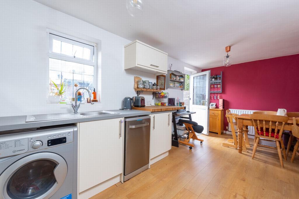 Pinehurst Cottages, Farnborough, GU14 2 bed end of terrace house £325,000