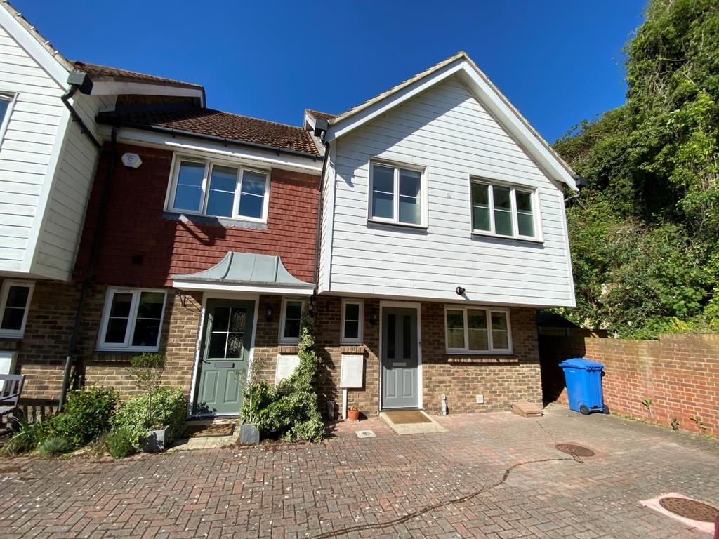 Finch Close Faversham ME13 3 bed end of terrace house £1,200 pcm (£