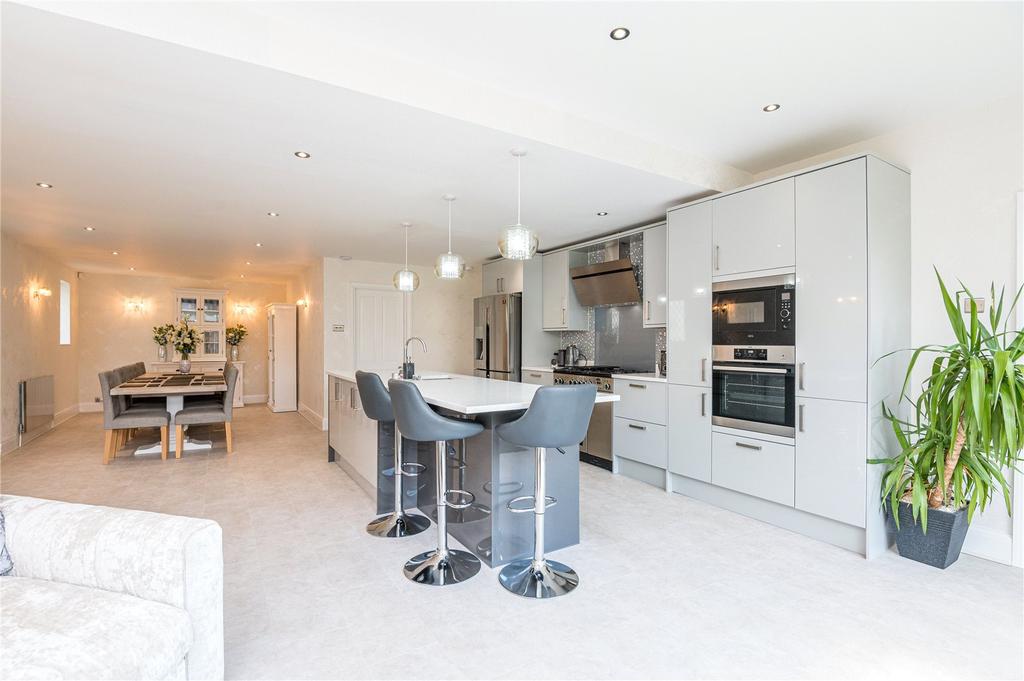 Earls Hall Avenue, SouthendonSea, SS2 5 bed detached house £750,000