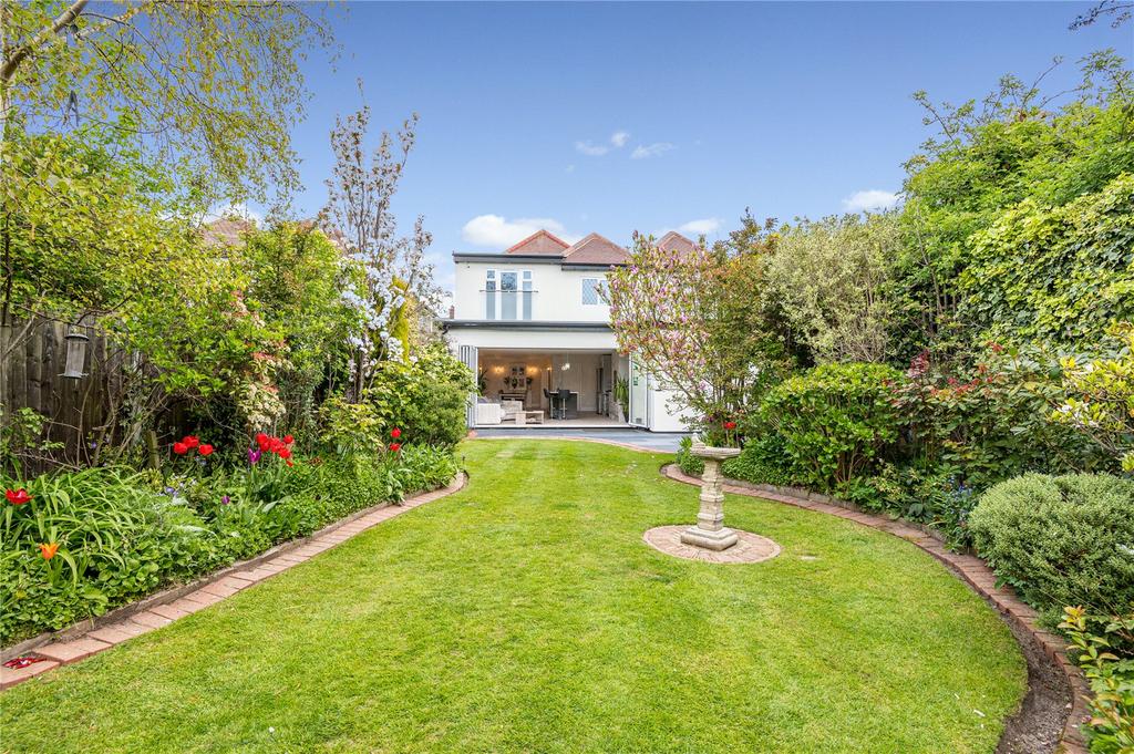 Earls Hall Avenue, SouthendonSea, SS2 5 bed detached house £750,000