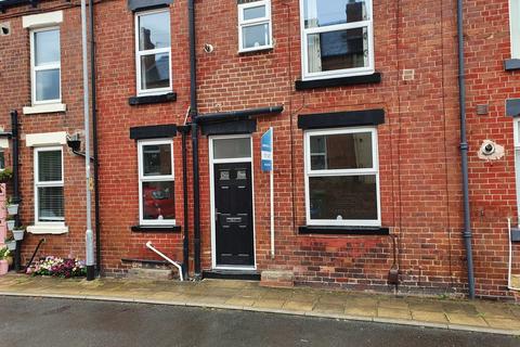 2 bedroom terraced house to rent, Woodville Place, Leeds LS18