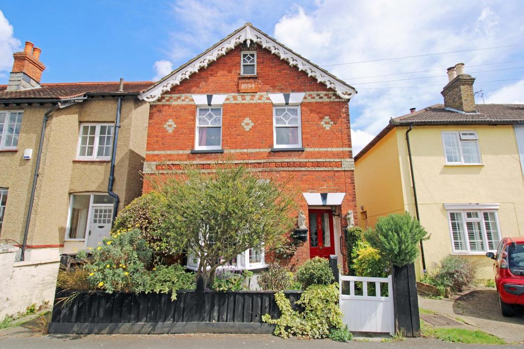 Grove Road, Chertsey, Surrey, KT16 3 bed detached house £450,000