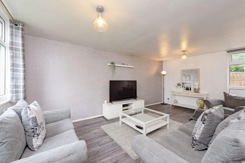 Halton Brook Avenue, Runcorn 3 bed semidetached house £100,000