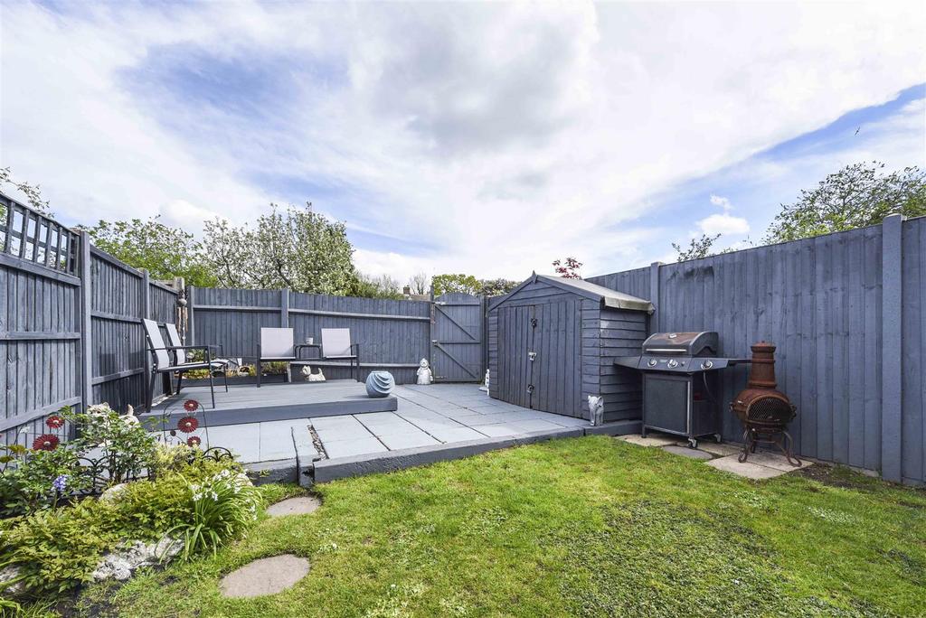 Longford Close, Hampton Hill 4 bed terraced house £615,000