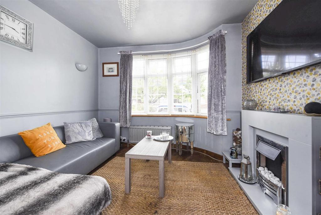 Longford Close, Hampton Hill 4 bed terraced house £615,000