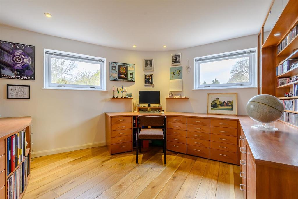 8461713-interior45.jpg