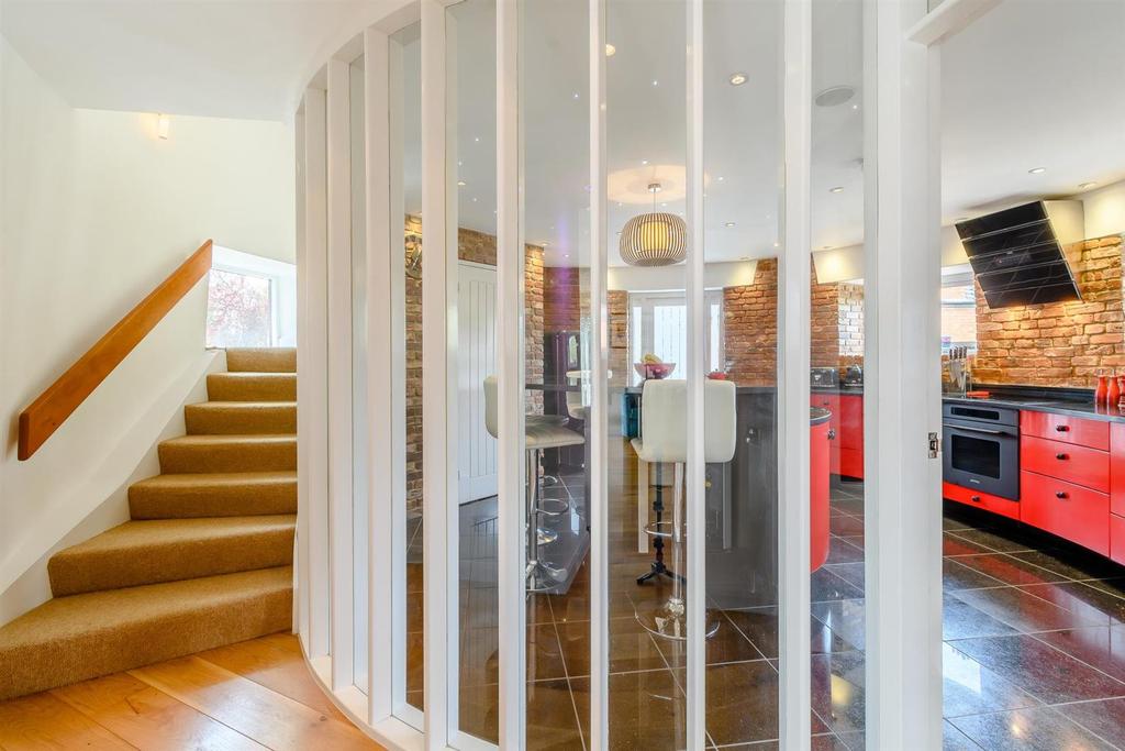8461713-interior34.jpg