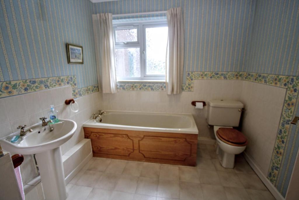 Ground floor bathroom/w.c.