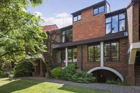 32 Mallard Place, Twickenham, TW1 4SR