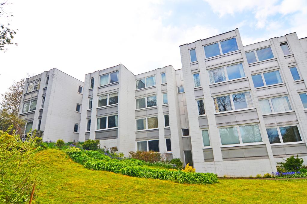 Riverside, Pixham, Dorking, Surrey, RH4 2 bed apartment £250,000