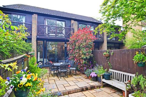 3 Sycamore Way, Teddington, TW11 9QQ