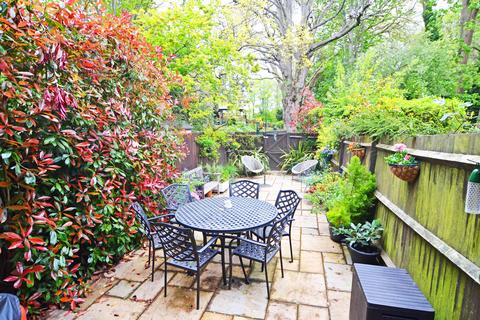 3 Sycamore Way, Teddington, TW11 9QQ