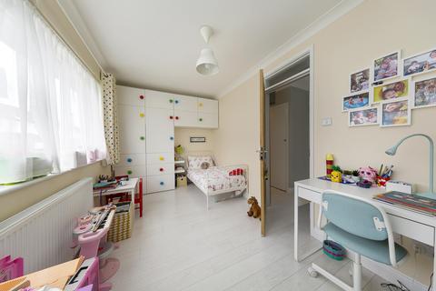 15 Brinsworth Close, Twickenham, TW2 5BS